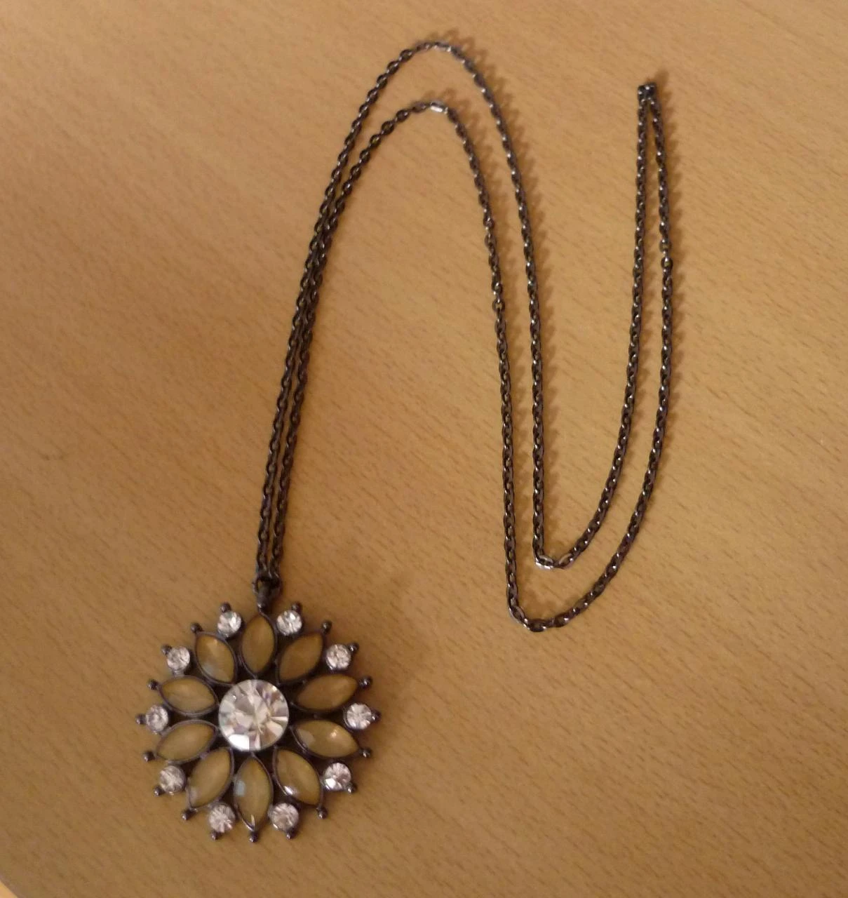 Corrente cor antracite com pingente de flor strass com pedras bege – photo 2